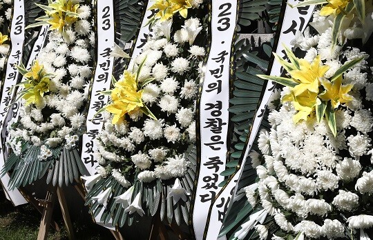 서울 서대문구 경찰청 맞은편 경찰기념공원에 행정안전부 경찰국 신설에 반대하며 "국민의 경찰은 죽었다"라고 적힌 근조화환. 사진=임준선 기자
