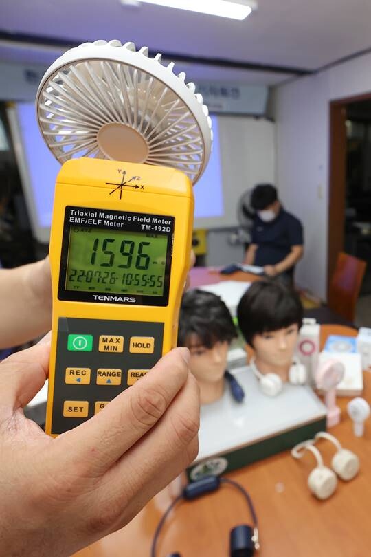 26일 오전 서울 종로구 환경보건시민센터에서 열린 휴대용 목·손선풍기 전자파 문제 조사보고서 발표 기자회견에서 최예용 환경보건시민센터 소장이 손선풍기의 전자파를 측정하고 있다. 사진=연합뉴스