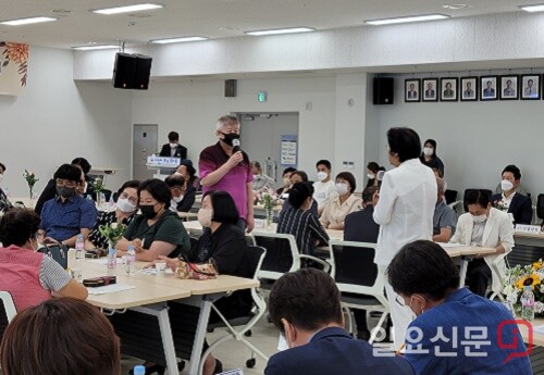 김경희 이천시장이 주민 곁으로 다가가 대화를 나누고 있다.사진= 유인선 기자