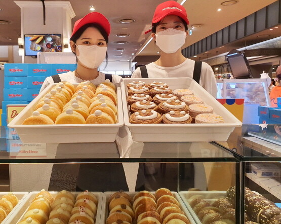 신세계 센텀시티 지하1층 ‘밀키샵’ 팝업스토어에서 직원들이 다양한 도넛을 선보이고 있다. 사진=신세계 센텀시티 제공