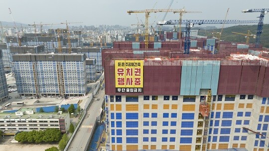 4월 15일 이후 공사가 전면 중단된 둔촌주공 재건축사업 공사 현장. 사진=임준선 기자