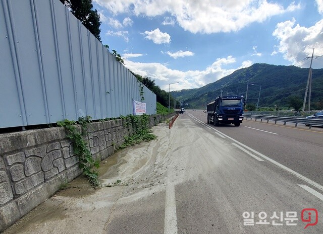 쌍용건설이 도로에 유출한 벤토나이트 폐기물 잔존물 모습. 사진=정민규 기자