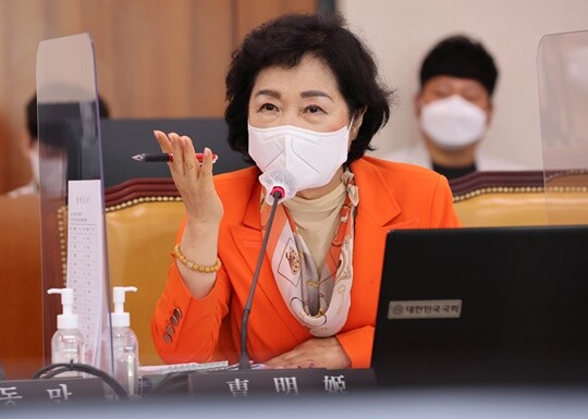 조명희 국민의힘 의원이 지난 1일 오전 국회에서 열린 국토교통위원회 전체회의에 출석해 신상발언을 하고 있다. 사진=박은숙 기자