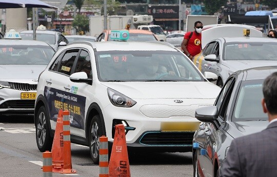 서울시가 상반기에 이어 하반기에도 전기 택시 구매자에게 보조금을 지원한다. 사진=연합뉴스