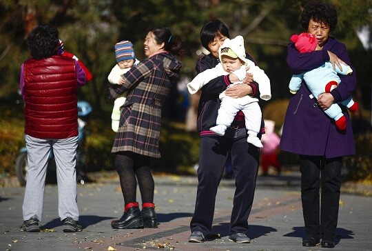 베이징 거리에서 아이를 안고 있는 엄마들의 모습으로 기사의 특정 내용과 관련없다. 사진=연합뉴스