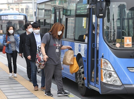 국토부가 취약계층의 대중교통비 절감을 위해 연말까지 알뜰교통카드 마일리지 지원을 확대한다. 사진=박정훈 기자