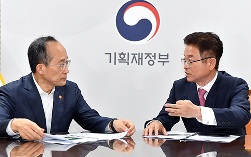 이철우 지사(오른쪽)가 지난 19일 정부 서울청사에서 추경호 경제부총리와 면담을 갖고 4차 산업혁명시대에 경북이 나아갈 방향을 설명하고 있다, 사진=경북도 제공
