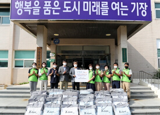 기장읍지역사회보장협의체와 한국수력원자력 고리원자력본부는 지난 8월 25일 냉감만족 사업 추진을 위한 전달식을 가졌다. 사진=기장군 제공