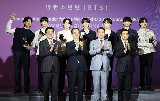 7월 19일 서울시 용산구 소재 하이브에서 열린 BTS 부산 세계박람회(엑스포) 홍보대사 위촉식 행사. 사진=연합뉴스