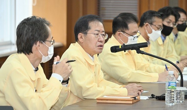 6일 홍준표 대구시장이 긴급 간부회의를 열고 각 실·국·본부별로 추석 전후 일들을 면밀히 검토하라고 지시하고 있다. 사진=대구시 제공