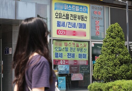 정부가 최근 15억 원 이상 주택에 대한 주택담보대출 제한을 푸는 방안을 검토하기로 했다. 서울 성산동의 한 부동산중개업소 모습으로 기사의 특정 내용과 관련없다. 사진=박정훈 기자