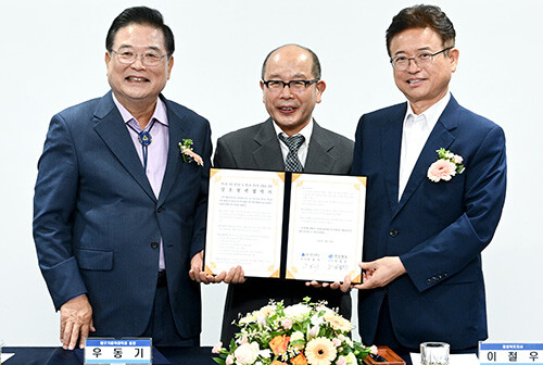 경북도와 대구가톨릭대 간 역노화 산업 활성화 및 역노화 연구원 설립을 위한 상호협력 협약식이 는 지난 16일 도청에서 열리고 있다. 사진=경북도 제공