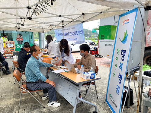 경북도가 태풍 '힌남노'로 수해를 입은 포항지역 이주민 대상해 의료봉사 활동을 펼치고 있다. 찾아가는 행복병원은 포항·김천·안동의료원에서 운영한다. 사진=경북도 제공