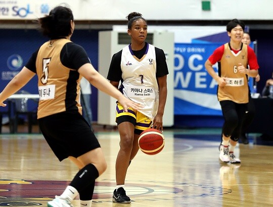 키아나 스미스는 WNBA 드래프트에서 지명돼 1시즌 동안 활약을 펼친 경험이 있다. 이에 WKBL 역대 최강의 신인이라는 평가가 뒤따른다. 사진=연합뉴스