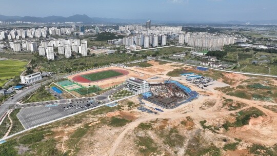 개교핵심시설 뒤편으로 본관동(행정·강의동) 공사가 진행 중이다. 사진=임준선 기자