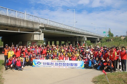 이천 한강지키기운동본부.한국자유총연맹  하천 정화활동. 사진= 한강지키기운동본부 제공