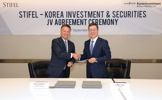 27일(현지시간) 스티펄 뉴욕 오피스에서 진행된 합작회사 ‘SF 크레딧파트너스(SF Credit Partners)’ 설립을 위한 계약 체결식 현장. 사진=한국투자증권