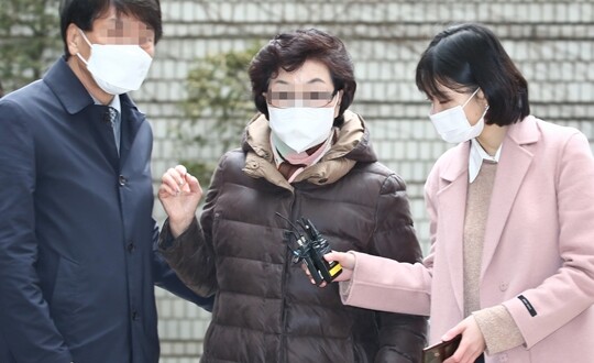 불법 요양병원을 운영하면서 수십억 원대 요양급여를 부정수급한 혐의를 받은 윤석열 대통령의 장모 최은순 씨가 지난 1월 25일 서울 서초구 서울고법에서 열린 선고공판에 출석하고 있다. 사진=임준선 기자