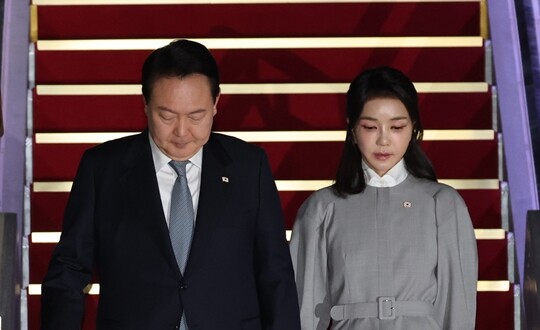 윤석열 대통령과 김건희 여사가 9월 24일 영국·미국·캐나다 순방을 마치고 성남 서울공항에 도착, 공군 1호기에서 내리고 있다. 사진=연합뉴스