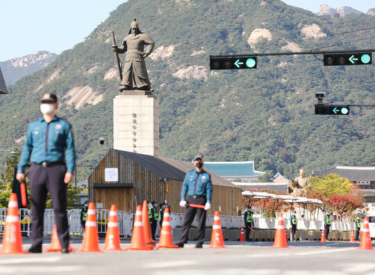 서울 세종대로 광화문광장 일대에 보수단체의 집회, 차량시위 대비를 위해 경찰이 교통통제를 하고 있다. 사진은 기사의 특정 내용과 관련없음.  사진=박정훈 기자