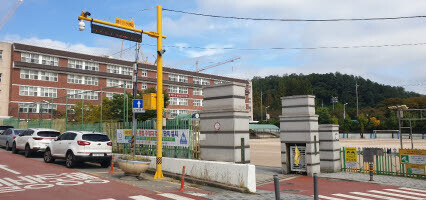 안양시는 모든 초등학교 진출입로 41개소에 불법주정차 단속 CCTV 설치를 완료했다. 사진=안양시 제공