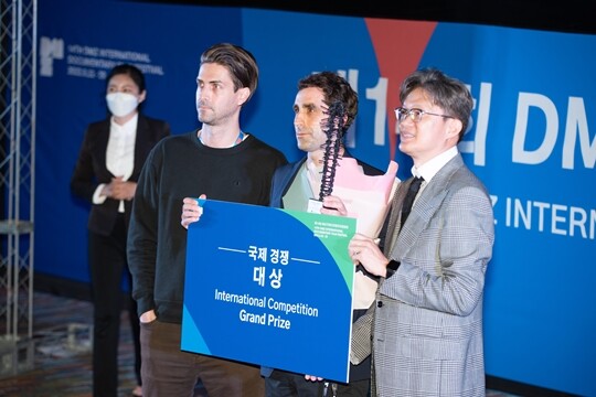 올해 최고 영예인 국제경쟁 대상을 수상한 '비극이 잠든 땅' 감독들이 수상 모습. 사진=DMZ국제다큐멘터리영화제 제공