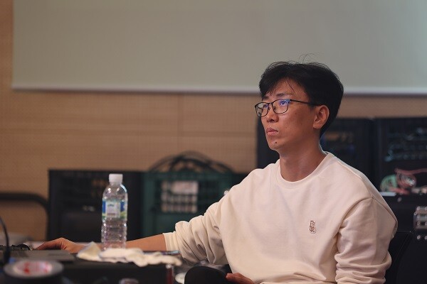 경북교육뮤지컬연구회 김찬성 회장(구미 선주초)이 지난 1일 경북교육청 연수원에서 열린 뮤지컬 갈라쇼 리허설을 감독하고 있다. 사진=남경원 기자