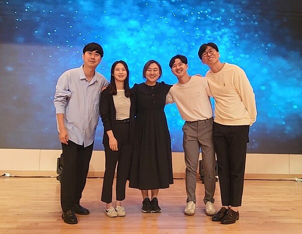 지난 1일 경북교육청 연수원에서 뮤지컬 리허설을 마친 선생님들이 기념촬영을 하고 있다. 사진=남경원 기자