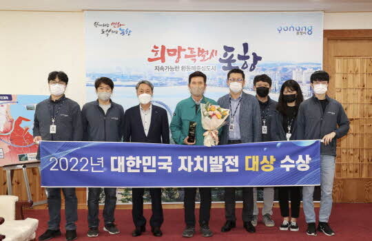 왼쪽 세 번째부터 정경원 행정안전국장, 이강덕 포항시장, 배성호 정책기획관. 사진=포항시 제공