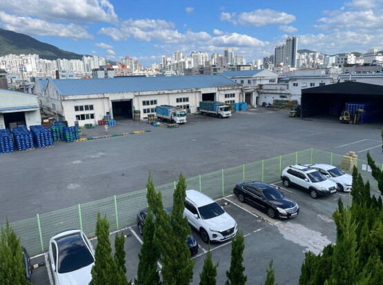 부산 동래구 사직동 대선주조 본사 주차장과 물양장. 사진=대선주조 제공