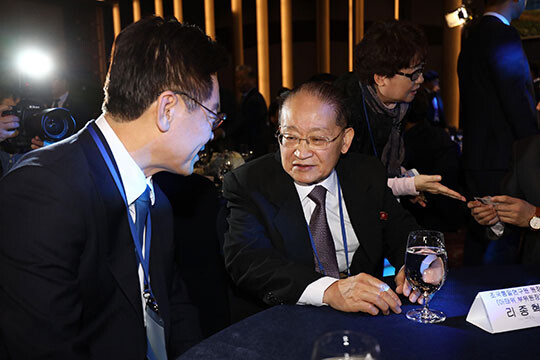 2018년 이재명 당시 경기도지사와 리종혁 조선아시아태평양평화위원회 부위원장이 이야기를 나누는 장면. 사진=연합뉴스