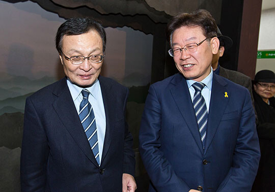 2016년 이해찬 전 더불어민주당 대표가 당시 성남시장이던 이재명 대표와 만나 대화하고 있다. 사진=최준필 기자