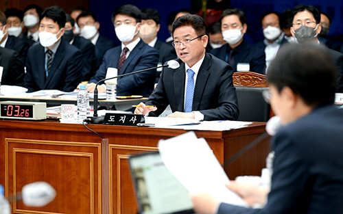 17일 국회 행정안전위원회의 경북도 국정감사에서 이철우 지사가 물음에 답하고 있다. 사진=경북도 제공