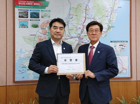 정종복 기장군수(오른쪽)는 장안읍 명례리 산업폐기물 매립장 설치를 반대하며 17일 이성권 부산시 경제부시장(왼쪽)을 면담하고 서한문을 직접 전달했다. 사진=기장군 제공