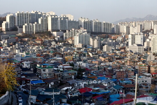 서울 종로구 낙산공원에서 바라본 성북구 일대 아파트와 주택가 전경. 사진=연합뉴스