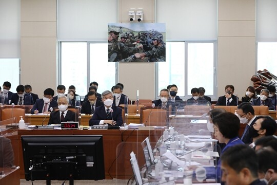 10월 7일 국회에서 국방위원회의 병무청에 대한 국정감사가 진행됐다. 이날 국정감사에서는 BTS 멤버 슈가의 노래 ‘어떻게 생각해?’의 가사 일부인 “Woo Woo, 군대는 때 되면 알아서들 갈 테니까 우리 이름 팔아먹으면서 숟가락을 얹으려고 한 XX들 다 닥치길”이 소개되기도 했다. 사진=박은숙 기자