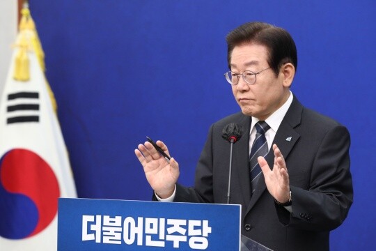 이재명 더불어민주당 대표가 10월 21일 국회에서 열린 특별 기자회견에서 취재진의 질문에 답하고 있다. 사진=박은숙 기자