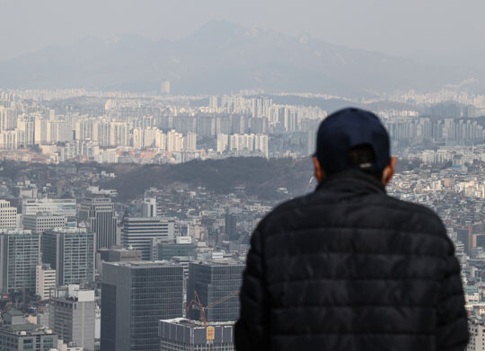 금리가 지속적으로 오르자 무리하게 대출을 받아 집을 산 영끌족의 시름이 깊어지고 있다. 서울 남산에서 바라본 서울시내 아파트 단지. 사진=연합뉴스