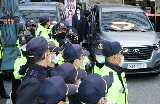 서울 여의도 더불어민주당 중앙당사에서 민주연구원에 대한 압수수색을 마친 검찰 관계자들이 10월 24일 철수하고 있다. 사진=연합뉴스