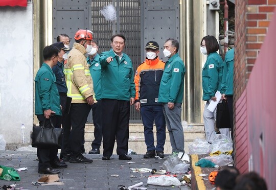 윤석열 대통령이 30일 서울 용산구 이태원동 '핼러윈 인파' 압사 사고 현장을 둘러보고 있다. 사진=임준선 기자