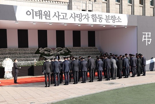 윤석열 대통령과 김건희 여사가 31일 오전 서울광장에 마련된 이태원 사고 사망자 합동분향소를 방문해 조문하고 있다. 사진=연합뉴스