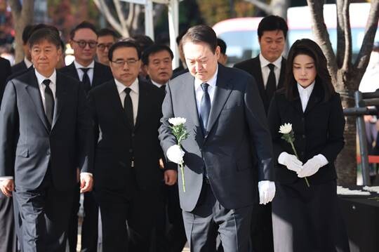 윤석열 대통령과 김건희 여사가 서울시청 앞 합동분향소를 찾아 조문을 위해 이동하고 있다. 사진=연합뉴스