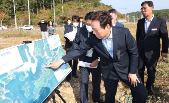 박완수 도지사가 구산해양관광단지를 찾아 현장 점검을 펼치는 모습. 사진=경남도 제공