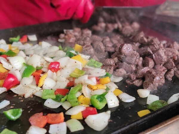 '2022 별찌야시장'의 한 매대에서 고기와 야채가 익으며 연기를 내고 있다. 사진=설다민 요리연구가 제공