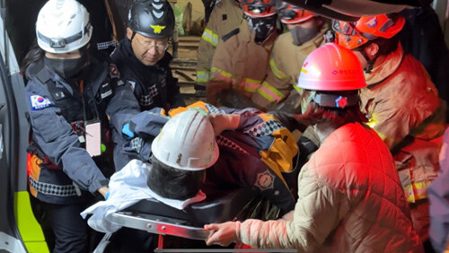 지난 4일 오후 경북 봉화군 아연 광산 매몰사고 현장에서 구조대가 매몰자들을 병원으로 이송하고 있다. 사진=경북소방본부 제공