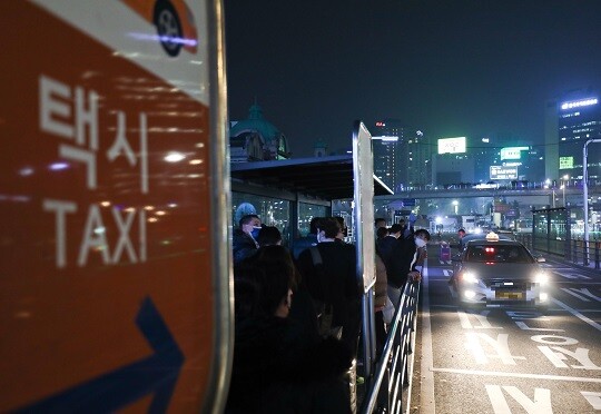 전문가들은 규제 완화 등을 통해 택시업계에 얽힌 이해관계부터 해소하고 요금을 인상했어도 늦지 않았을 것이라고 말한다. 사진=박정훈 기자