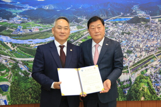 무학은 경남 합천군과 상생발전을 위한 협약을 갖고 합천쌀 영호진미 2톤을 구매했다. 왼쪽부터 이종수 무학 사장, 김윤철 합천군수. 사진=무학 제공