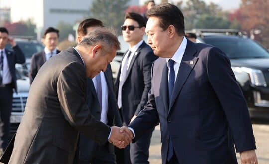 윤석열 대통령이 11월 11일 아세안(동남아국가연합) 관련 정상회의 및 G20 정상회의 등 다자회의 참석을 위해 성남 서울공항에 도착해 공군 1호기로 향하며 환송을 나온 이상민 행안부 장관(왼쪽)과 악수를 나누고 있다. 사진=연합뉴스