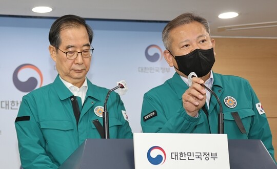 한덕수 국무총리와 이상민 행안부 장관이 10월 30일 정부서울청사에서 열린 '이태원 참사'와 관련 브리핑에서 참석해 질문에 답하고 있다. 사진=연합뉴스