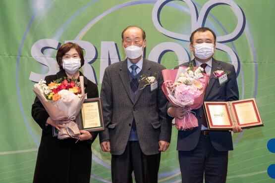 KR 김명식 경영기획본부장(오른쪽)이 수상 후 기념촬영을 하고 있다. 사진=한국선급 제공